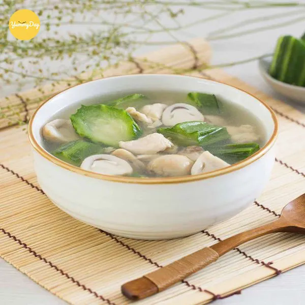 Canh gà nấu nấm với xương heo