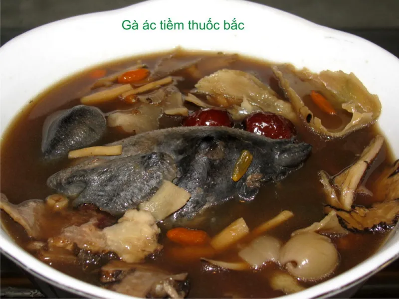 Canh gà ác hầm thuốc bắc giúp bổ sung chất dinh dưỡng, bổ máu và giúp mau phục hồi thể lực