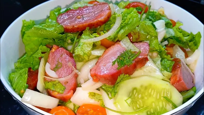 Salad lườn ngỗng hun khói